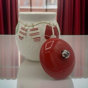 Vtg Hallmark Christmas Cookie Jar With Mittens, Clothesline & Jingle Bell Top